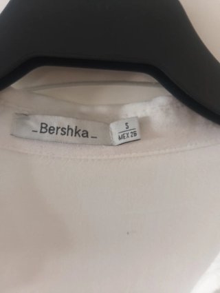 Camisa blanca Bershka drapeada talla S