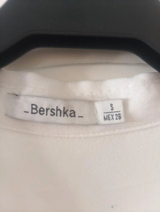 Camisa blanca Bershka drapeada talla S