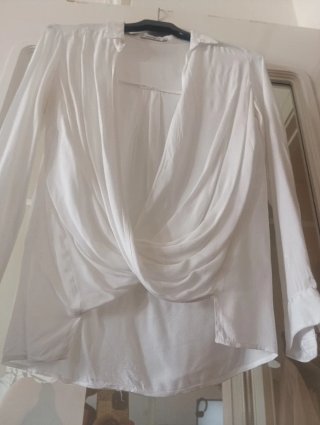 Camisa blanca Bershka drapeada talla S