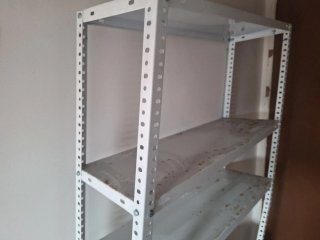 Estantería metálica blanca
