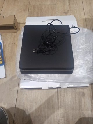 PS4 1TB + Mando + 4 Juegos