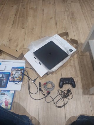 PS4 1TB + Mando + 4 Juegos