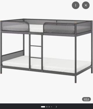 Litera Ikea gris y blanca desmontada