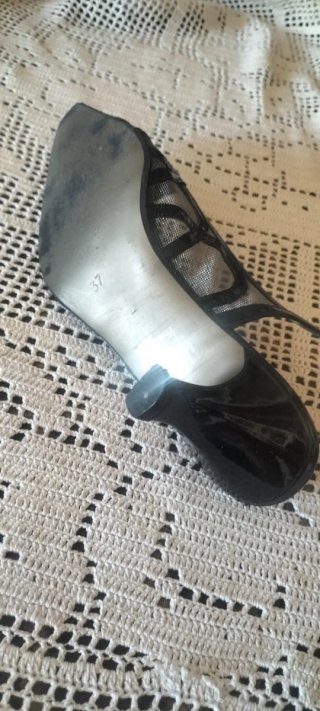 Zapato de salón Asensio negro y plata