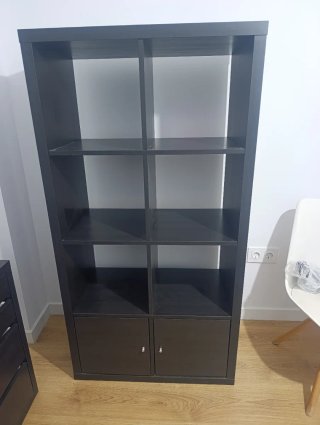 Estantería de madera oscura