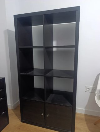 Estantería de madera oscura