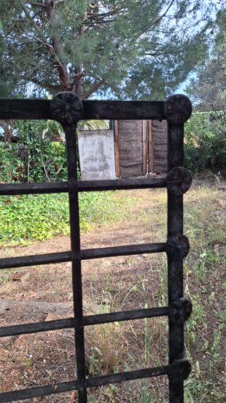 Reja antigua de hierro forjado