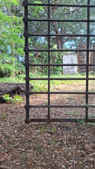Reja antigua de hierro forjado