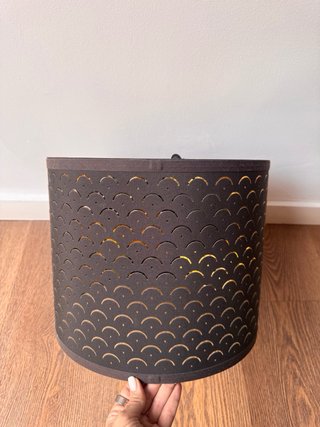 Lámpara de techo negra con interior dorado oscuro.