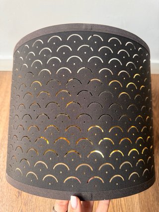 Lámpara de techo negra con interior dorado oscuro.