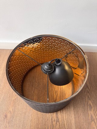 Lámpara de techo negra con interior dorado oscuro.