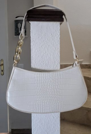 Bolso beige con cadena dorada