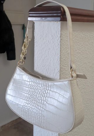 Bolso beige con cadena dorada