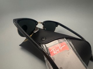 Gafas de sol Ray-Ban Clubmaster negras y doradas