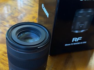 Canon RF 85mm F2 Macro IS STM