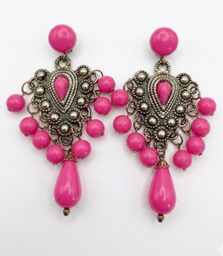 Pendientes largos plateados con cuentas rosas
