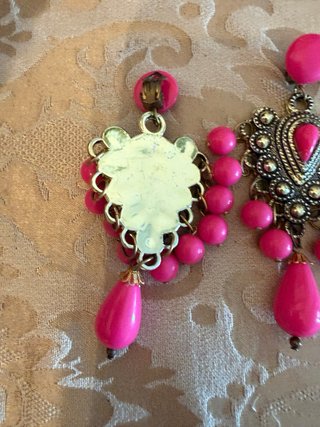 Pendientes largos plateados con cuentas rosas