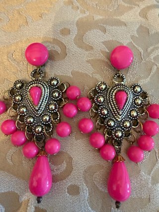Pendientes largos plateados con cuentas rosas