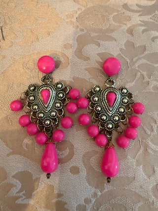 Pendientes largos plateados con cuentas rosas