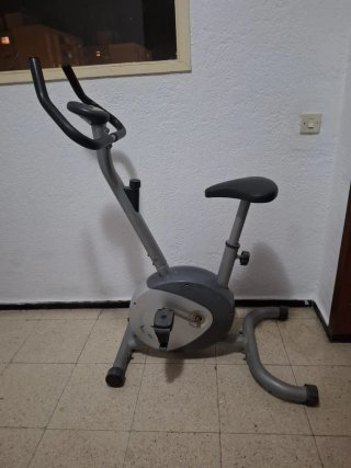 Bicicleta estática gris