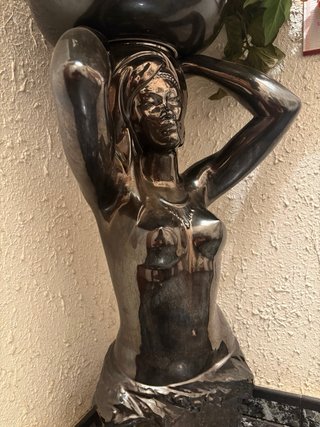 Figura escultórica africana vintage con macetero