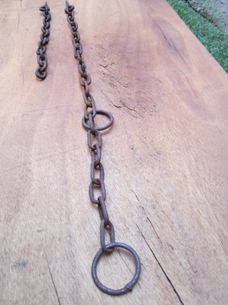 Cadenas antiguas de hierro, rústicas.