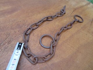 Cadenas antiguas de hierro, rústicas.