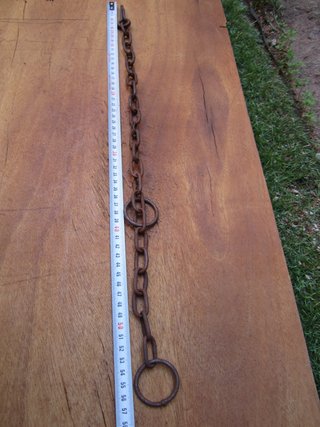Cadenas antiguas de hierro, rústicas.