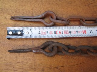 Cadenas antiguas de hierro, rústicas.