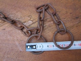 Cadenas antiguas de hierro, rústicas.