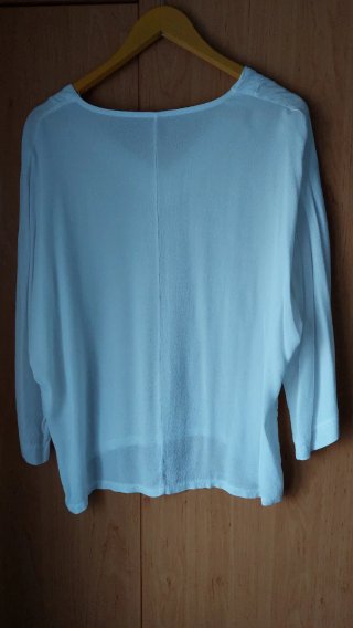 Blusa blanca cuello pico talla XL. Manga 3/4.