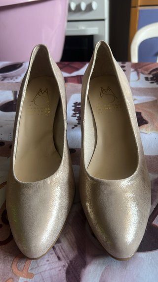 Zapatos de fiesta tacón bajo dorados
