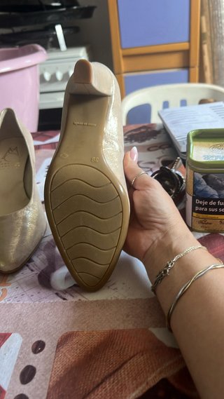 Zapatos de fiesta tacón bajo dorados