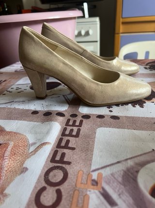 Zapatos de fiesta tacón bajo dorados