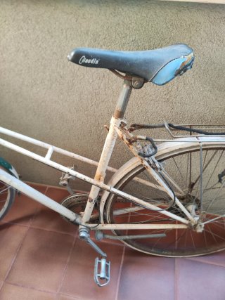 Bicicleta antigua Geaces para reparar