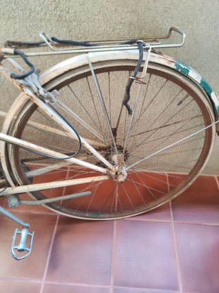 Bicicleta antigua Geaces para reparar