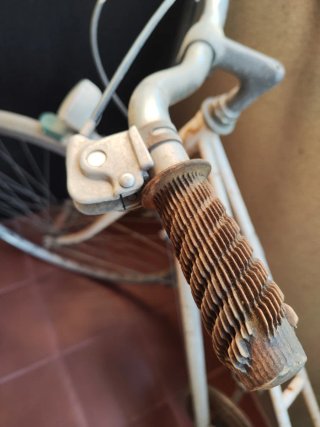 Bicicleta antigua Geaces para reparar