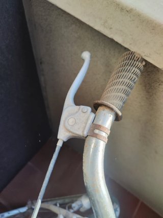 Bicicleta antigua Geaces para reparar