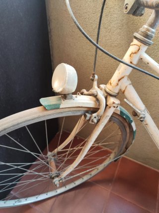 Bicicleta antigua Geaces para reparar