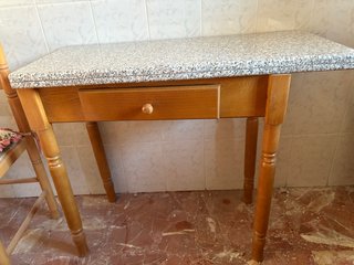 Mesa de madera con encimera de granito