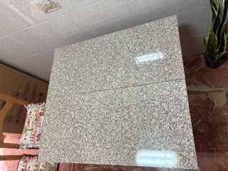 Mesa de madera con encimera de granito