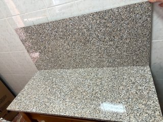 Mesa de madera con encimera de granito