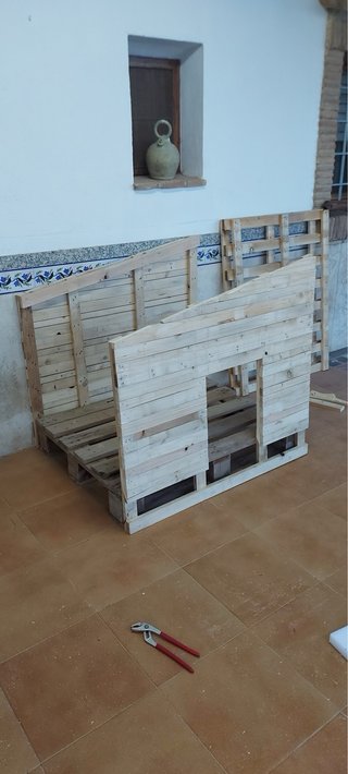 Casita de madera para perro grande.