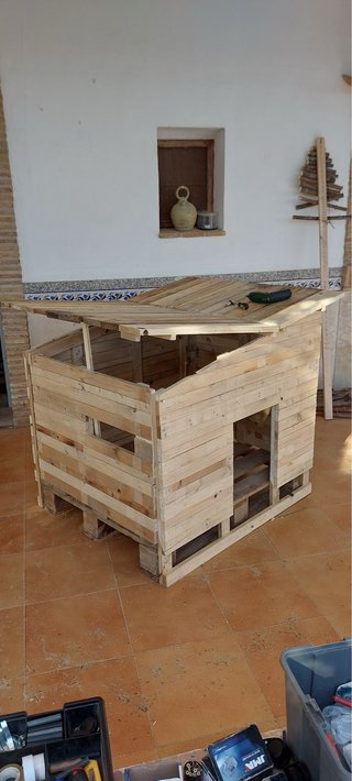 Casita de madera para perro grande.