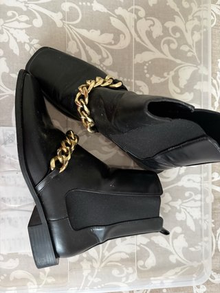 Botines negros con cadena dorada