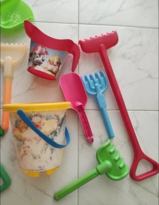 Juego de playa infantil: cubos y palas