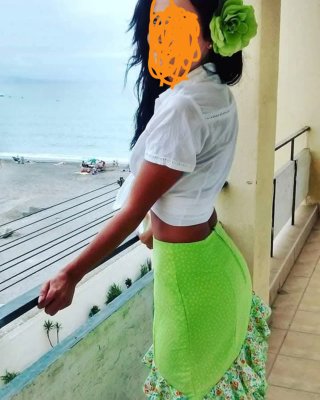 Traje de flamenca verde y multicolor