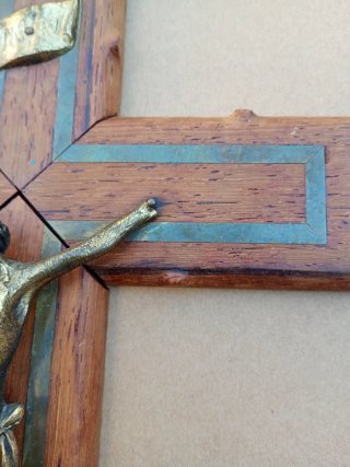 Crucifijo de pared antiguo madera y metal, firmado