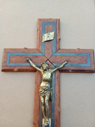 Crucifijo de pared antiguo madera y metal, firmado