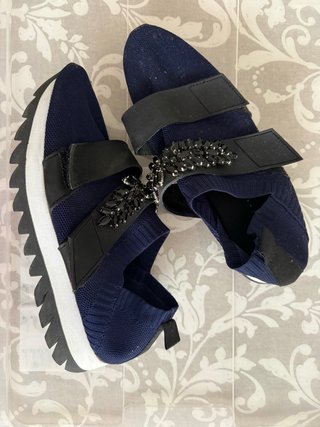 Zapatos azules y negros con pedrería